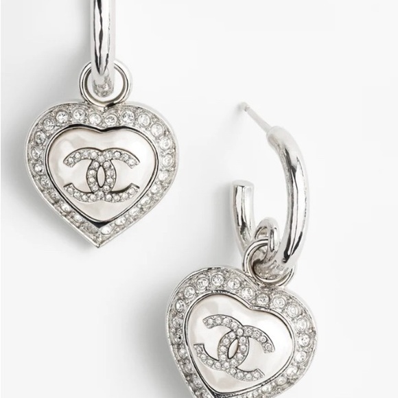CHANEL crystal  drop heart earrings 💥NEW Collection 2024🔥 - Picture 4 of 7